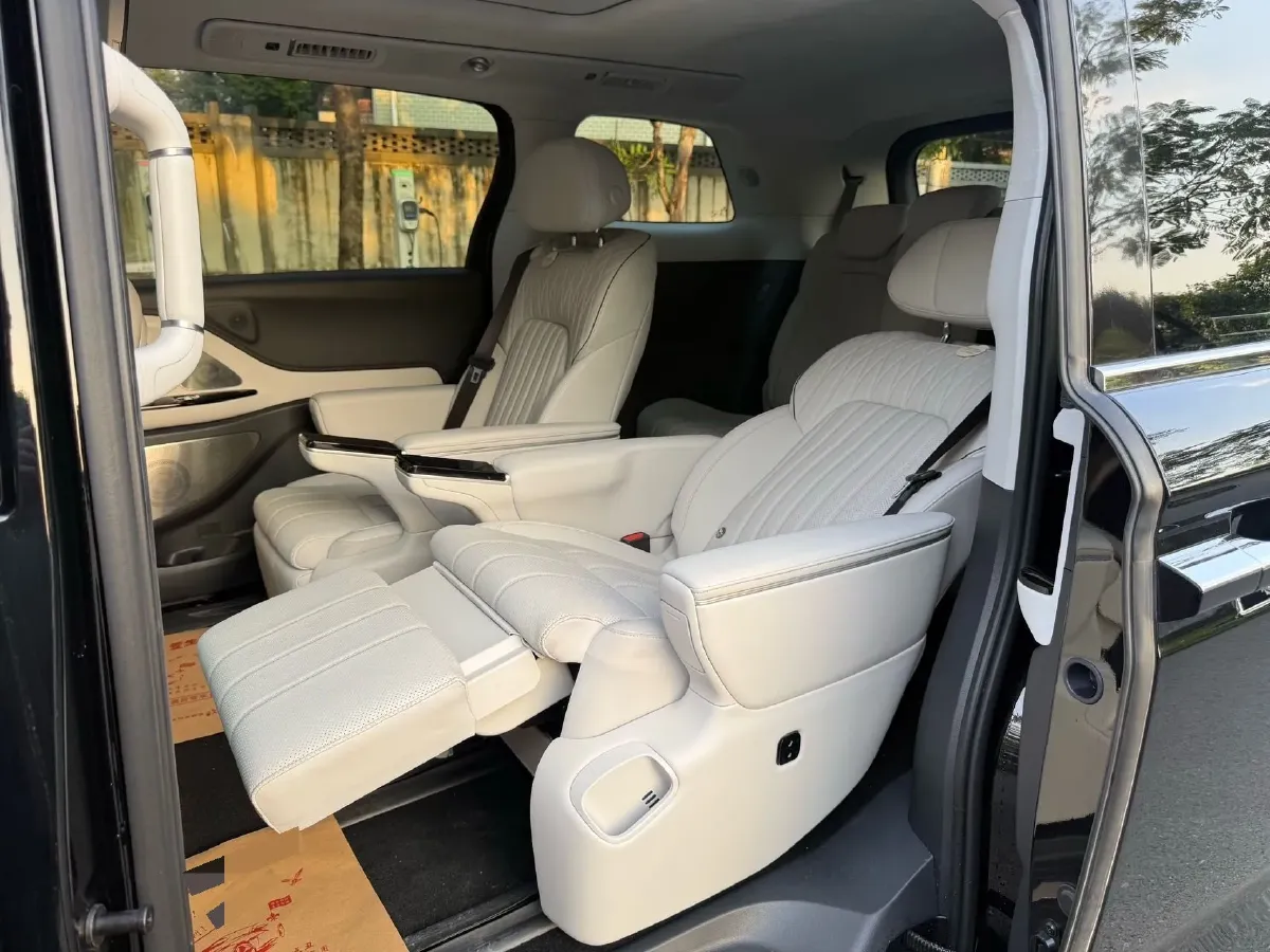 2025 Voyah Dream 1.5T 150HP L4 PHEV 41.7KWH,autocango,china used car exporter,china ev exporter,chinese used car exporter,chinese used ev exporter