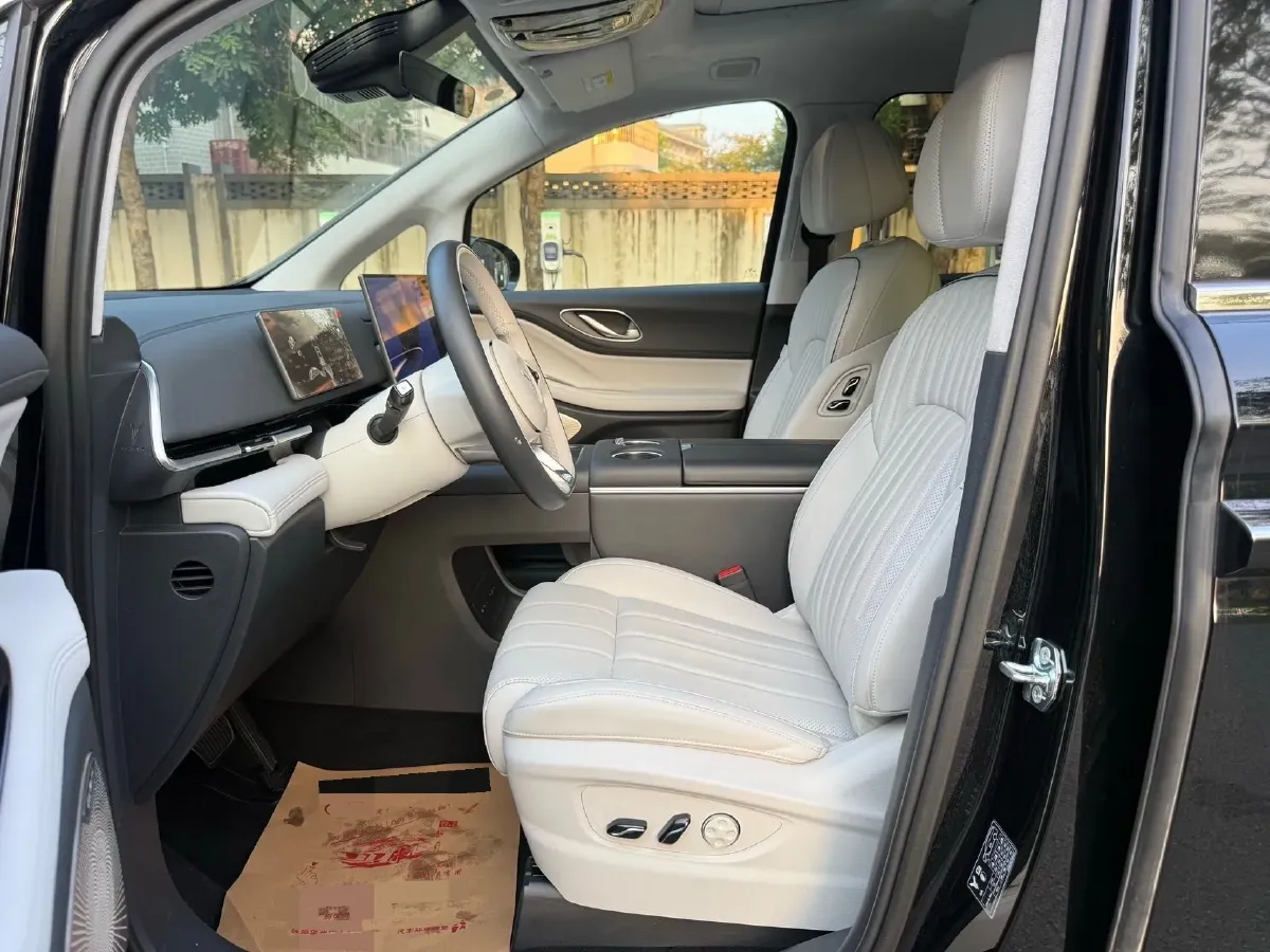 2025 Voyah Dream 1.5T 150HP L4 PHEV 41.7KWH,autocango,china used car exporter,china ev exporter,chinese used car exporter,chinese used ev exporter