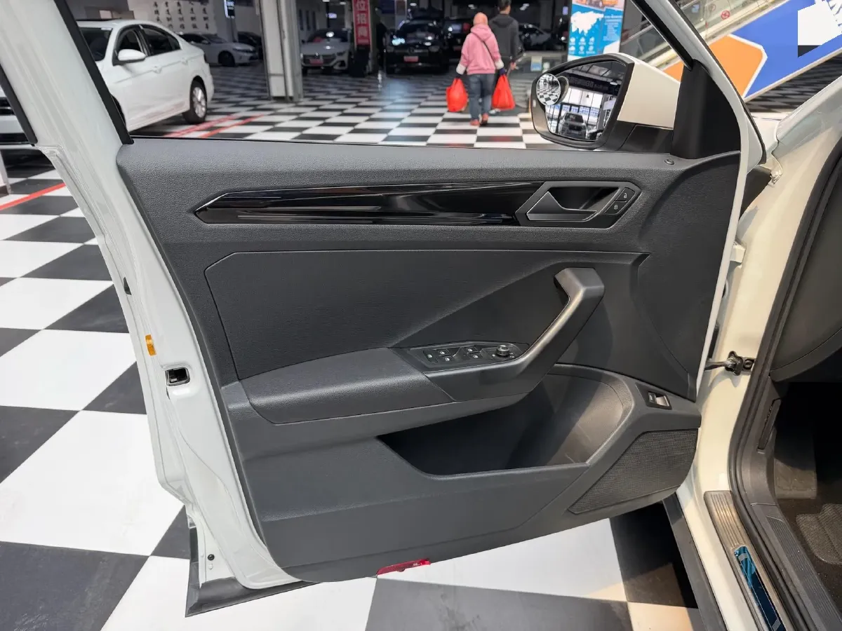 2022 Volkswagen T-Roc 1.4T 150HP L4 7DCT,autocango,china used car exporter,china ev exporter,chinese used car exporter,chinese used ev exporter