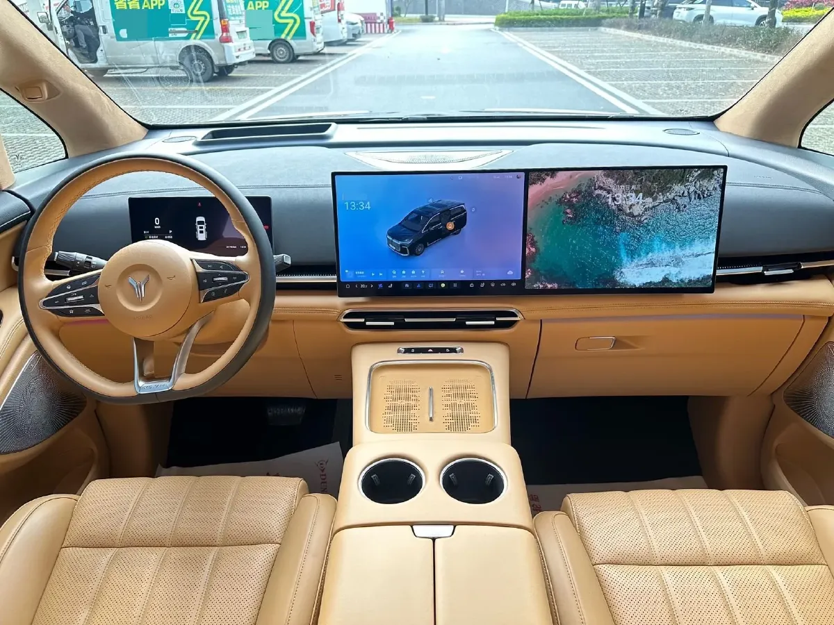 2025 Voyah Dream 1.5T 150HP L4 PHEV 41.7KWH,autocango,china used car exporter,china ev exporter,chinese used car exporter,chinese used ev exporter