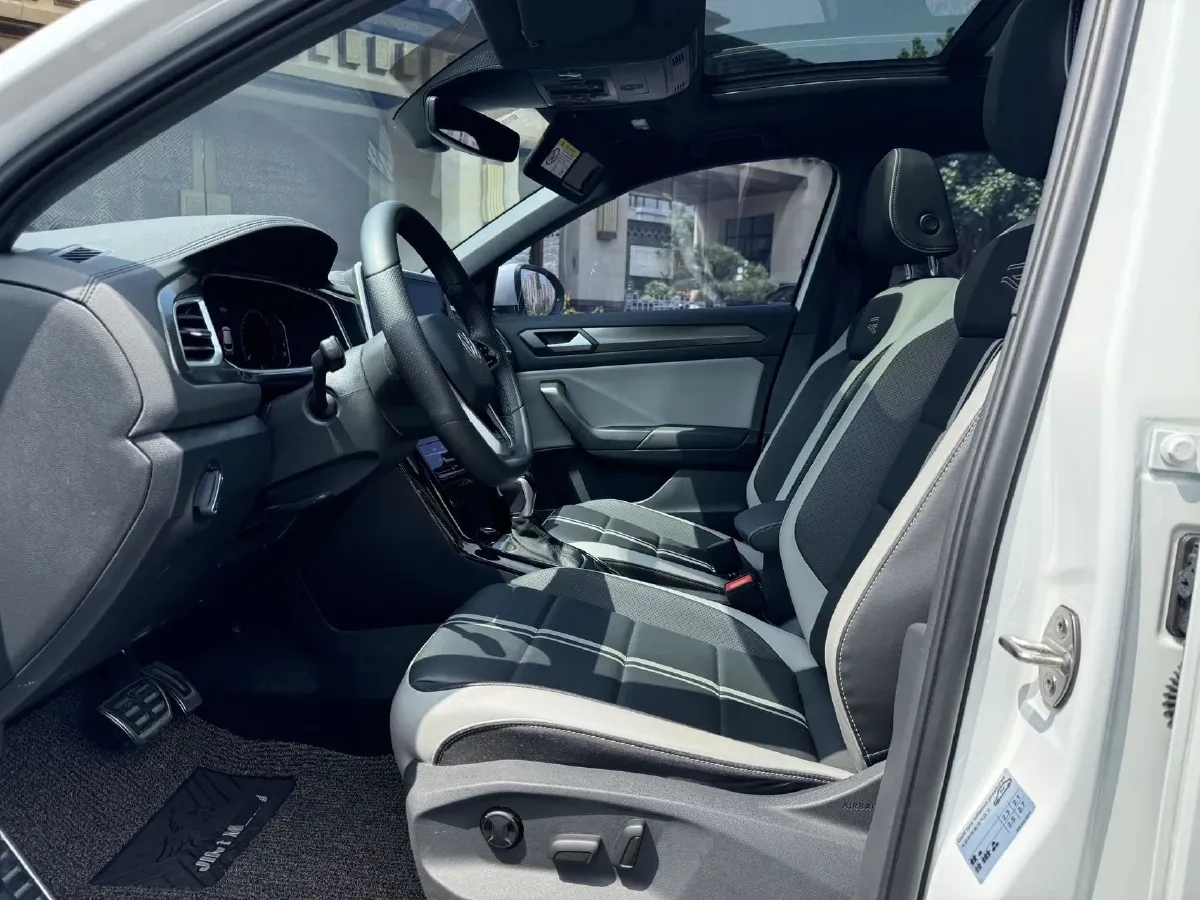 2025 Volkswagen T-Roc 1.5T 160HP L4 7DCT,autocango,china used car exporter,china ev exporter,chinese used car exporter,chinese used ev exporter