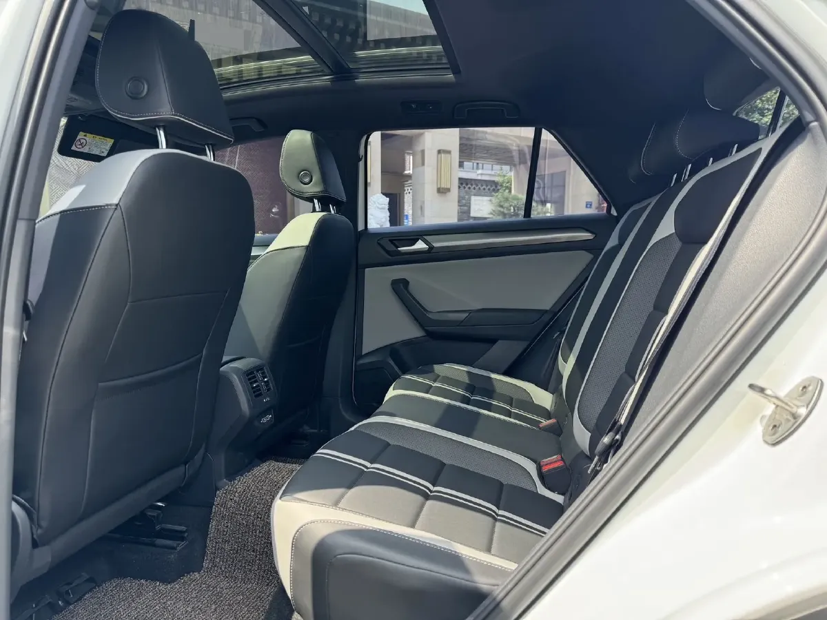 2025 Volkswagen T-Roc 1.5T 160HP L4 7DCT,autocango,china used car exporter,china ev exporter,chinese used car exporter,chinese used ev exporter