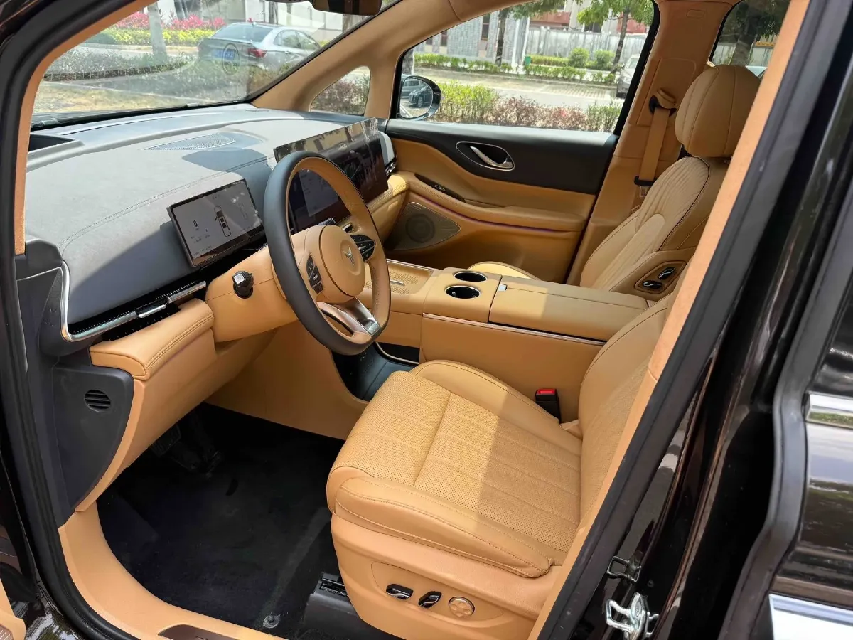 2025 Voyah Dream 1.5T 150HP L4 PHEV 41.7KWH,autocango,china used car exporter,china ev exporter,chinese used car exporter,chinese used ev exporter