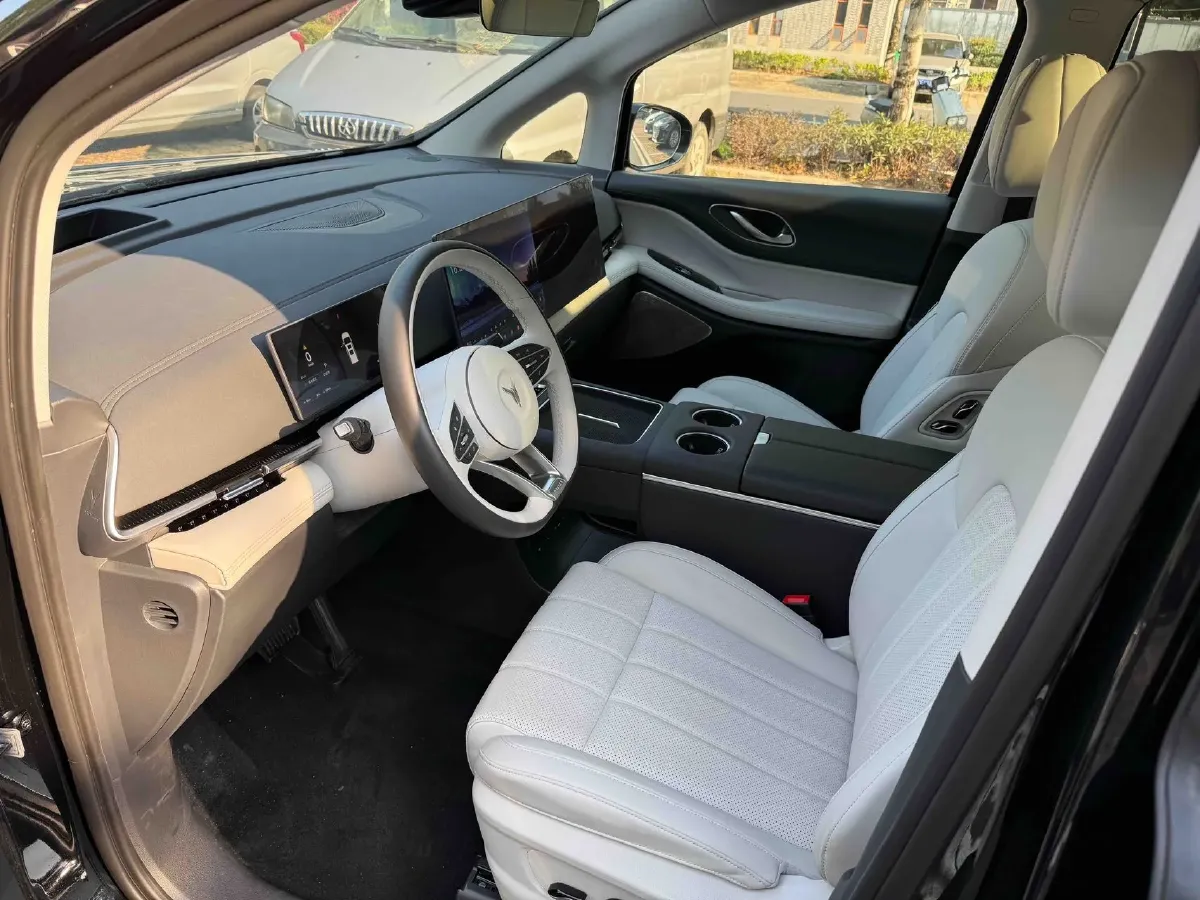 2025 Voyah Dream 1.5T 150HP L4 PHEV 41.7KWH,autocango,china used car exporter,china ev exporter,chinese used car exporter,chinese used ev exporter