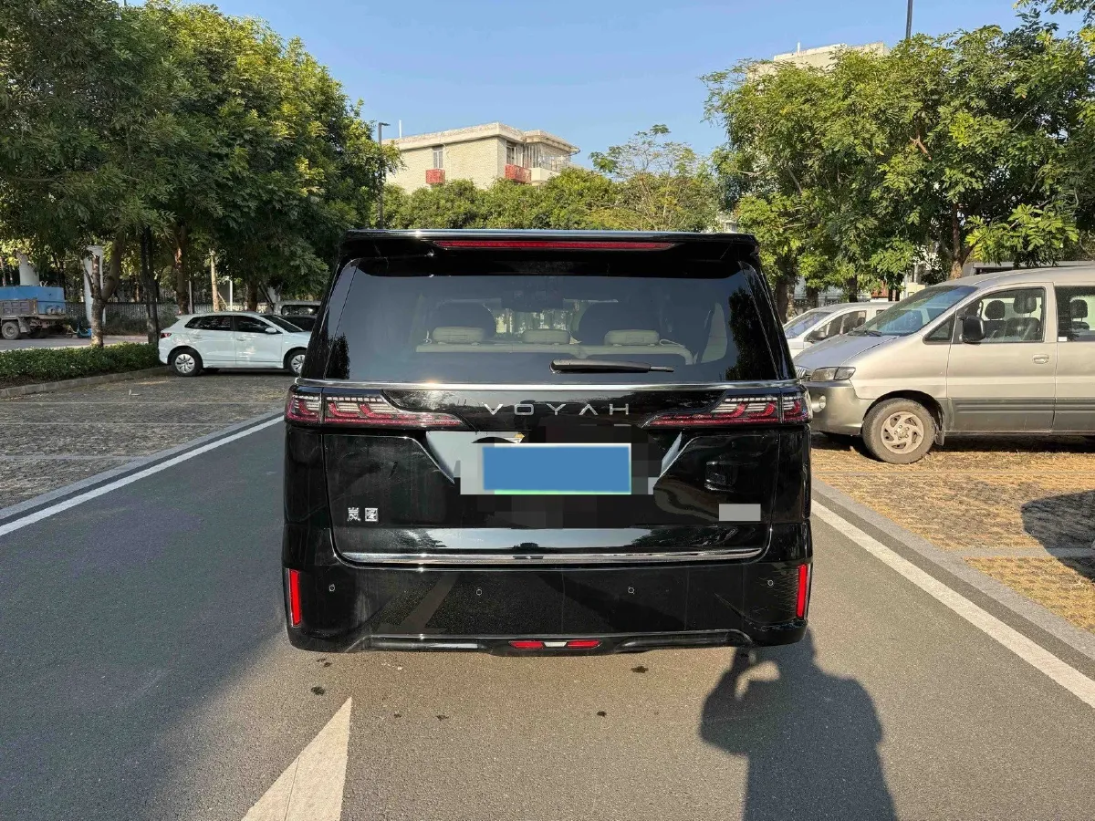 2025 Voyah Dream 1.5T 150HP L4 PHEV 41.7KWH,autocango,china used car exporter,china ev exporter,chinese used car exporter,chinese used ev exporter