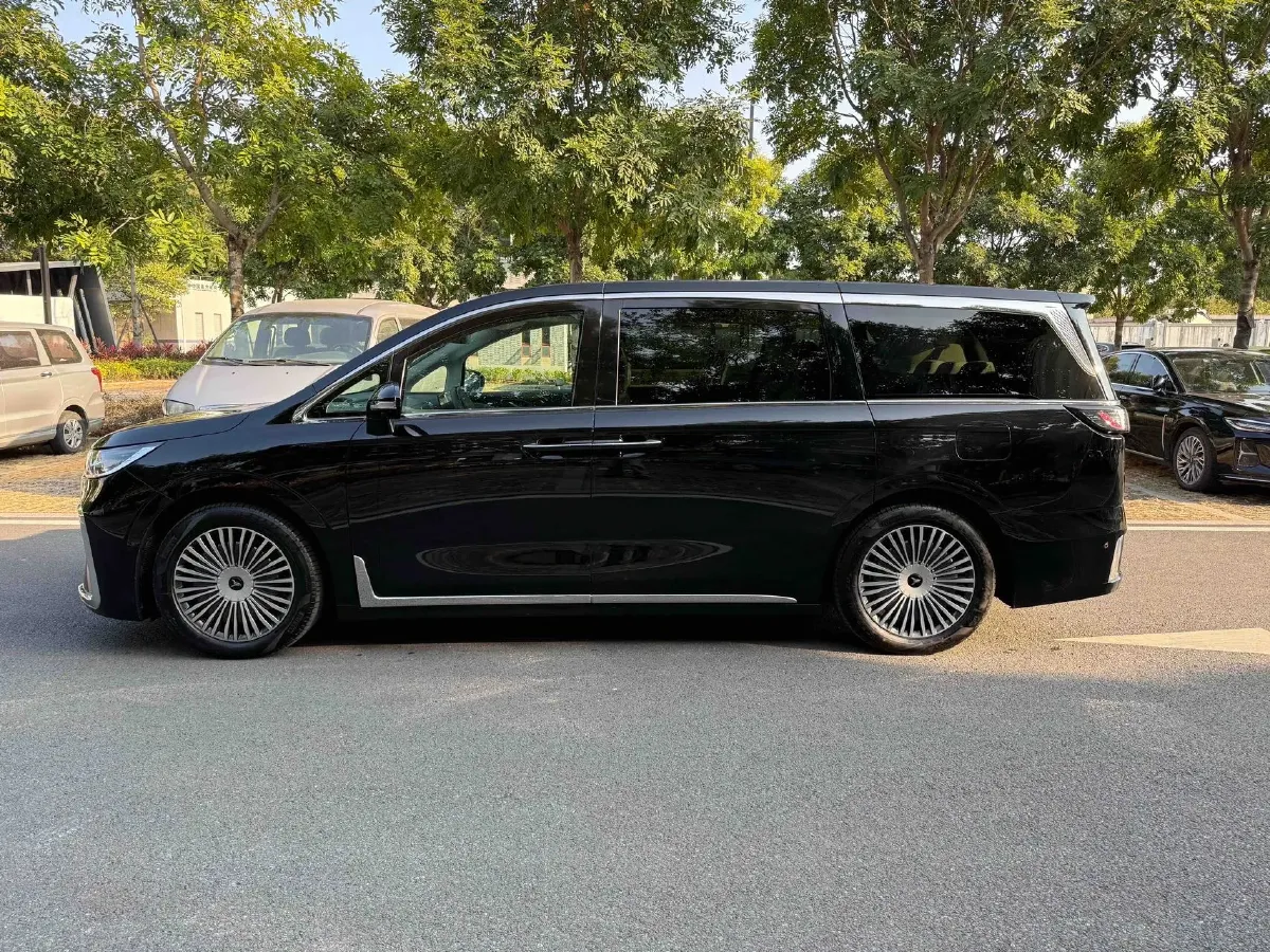 2025 Voyah Dream 1.5T 150HP L4 PHEV 41.7KWH,autocango,china used car exporter,china ev exporter,chinese used car exporter,chinese used ev exporter