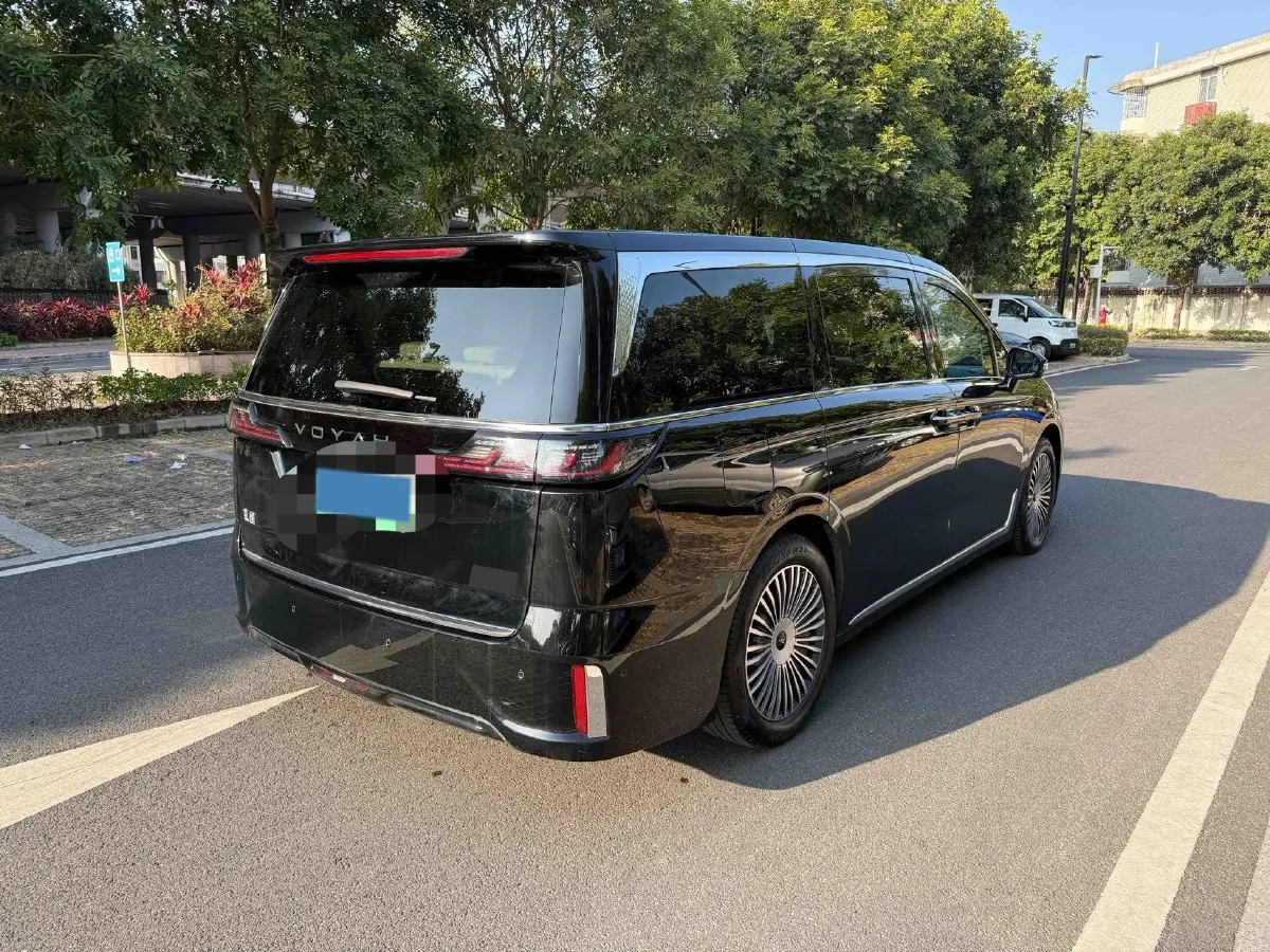 2025 Voyah Dream 1.5T 150HP L4 PHEV 41.7KWH,autocango,china used car exporter,china ev exporter,chinese used car exporter,chinese used ev exporter