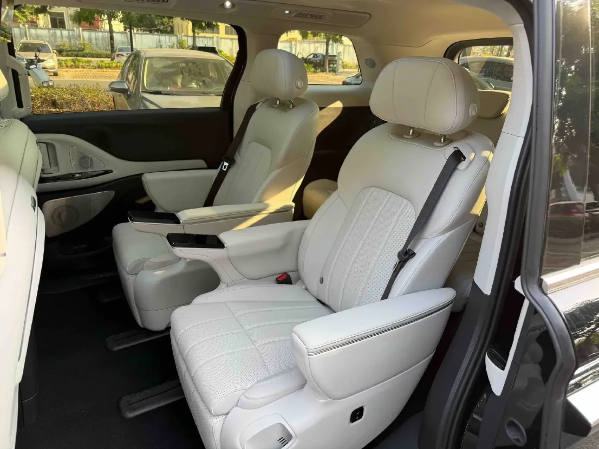 2025 Voyah Dream 1.5T 150HP L4 PHEV 41.7KWH,autocango,china used car exporter,china ev exporter,chinese used car exporter,chinese used ev exporter