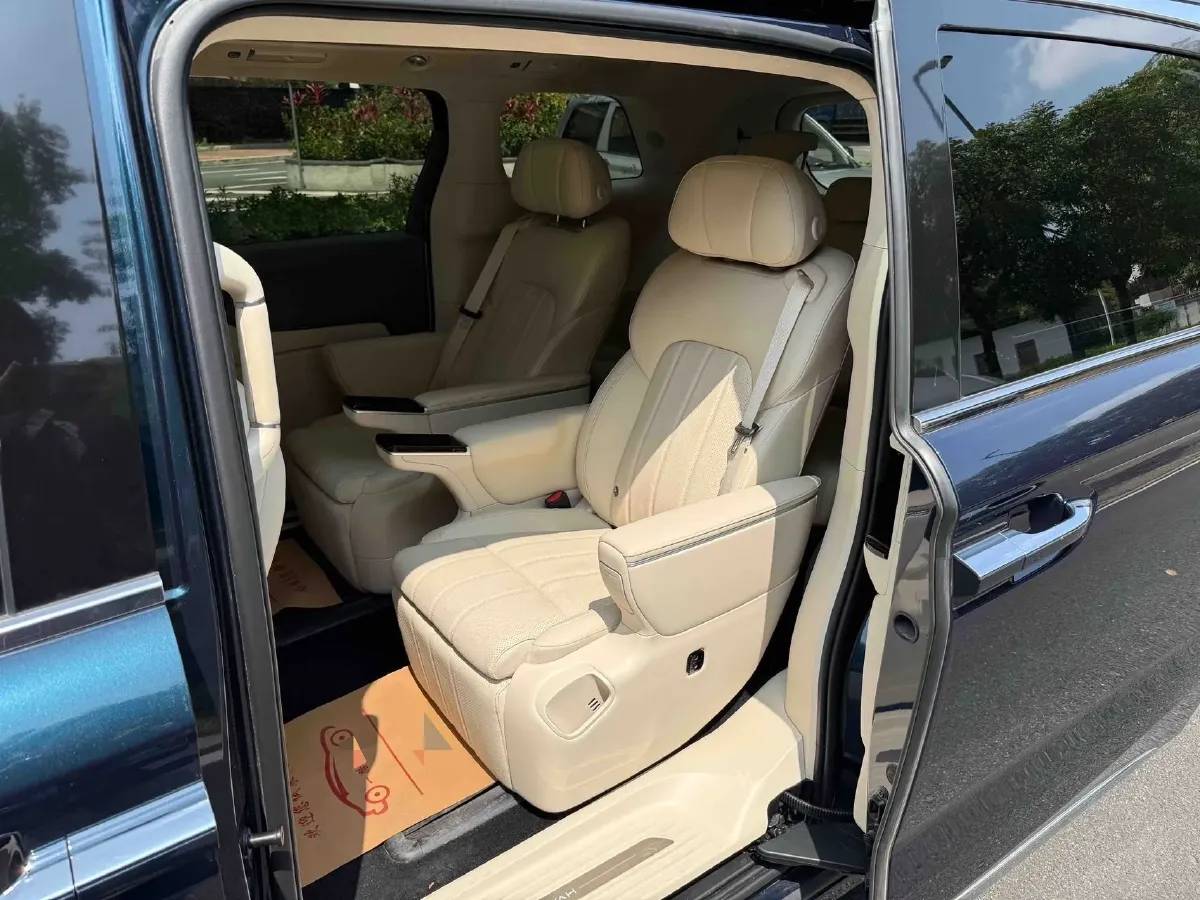 2025 Voyah Dream 1.5T 150HP L4 PHEV 41.7KWH,autocango,china used car exporter,china ev exporter,chinese used car exporter,chinese used ev exporter