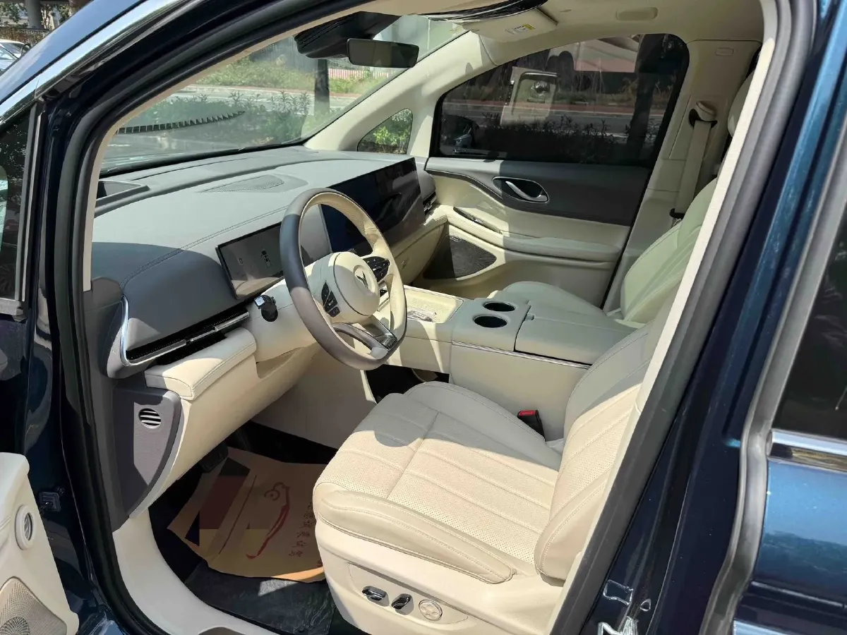 2025 Voyah Dream 1.5T 150HP L4 PHEV 41.7KWH,autocango,china used car exporter,china ev exporter,chinese used car exporter,chinese used ev exporter