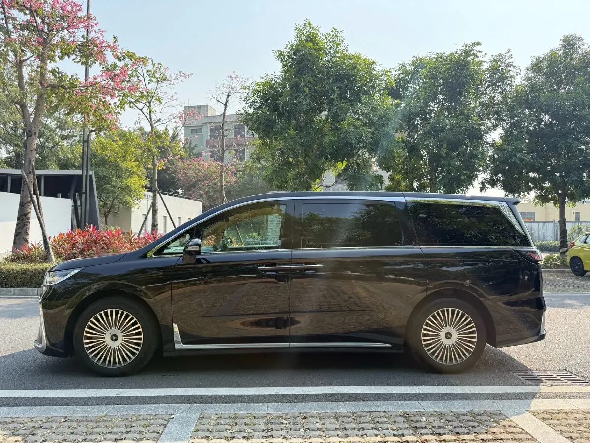 2025 Voyah Dream 1.5T 150HP L4 PHEV 41.7KWH,autocango,china used car exporter,china ev exporter,chinese used car exporter,chinese used ev exporter