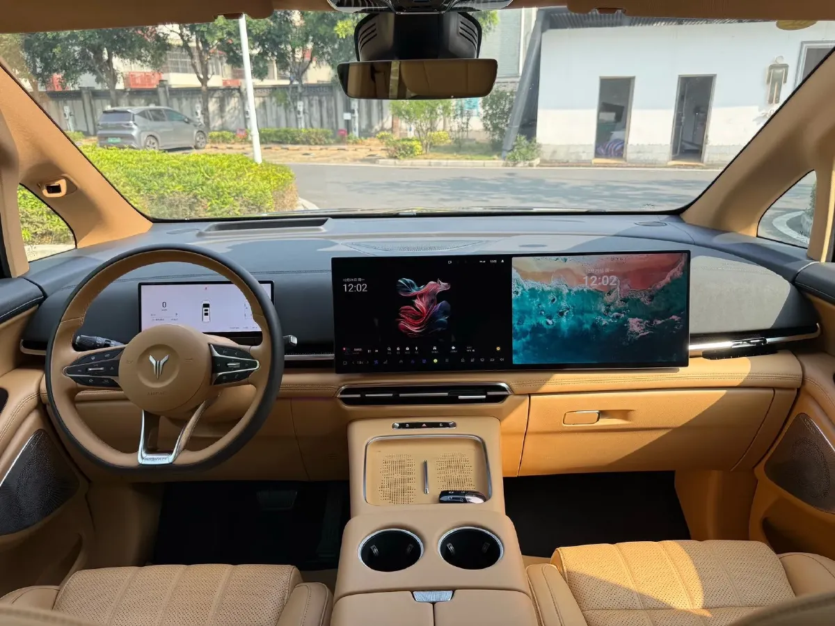 2025 Voyah Dream 1.5T 150HP L4 PHEV 41.7KWH,autocango,china used car exporter,china ev exporter,chinese used car exporter,chinese used ev exporter