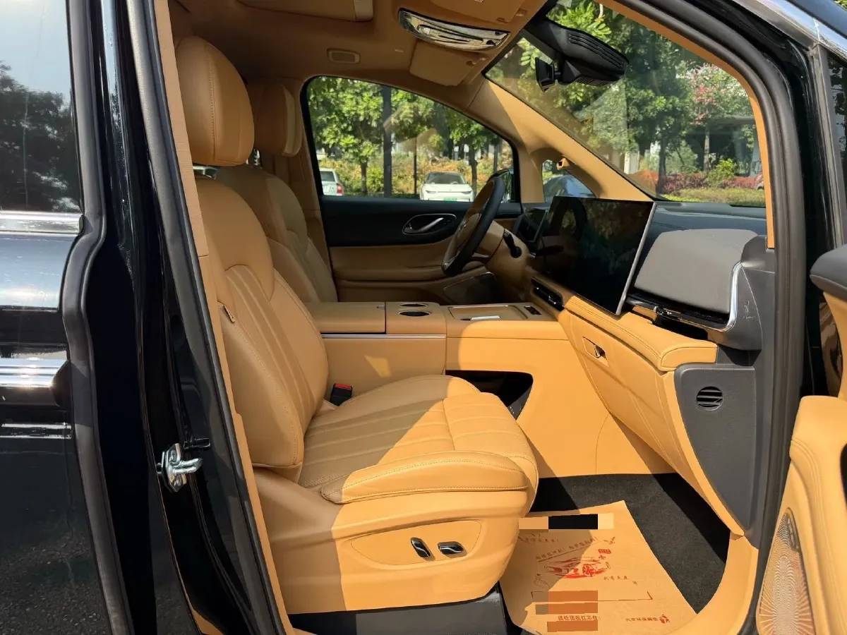 2025 Voyah Dream 1.5T 150HP L4 PHEV 41.7KWH,autocango,china used car exporter,china ev exporter,chinese used car exporter,chinese used ev exporter