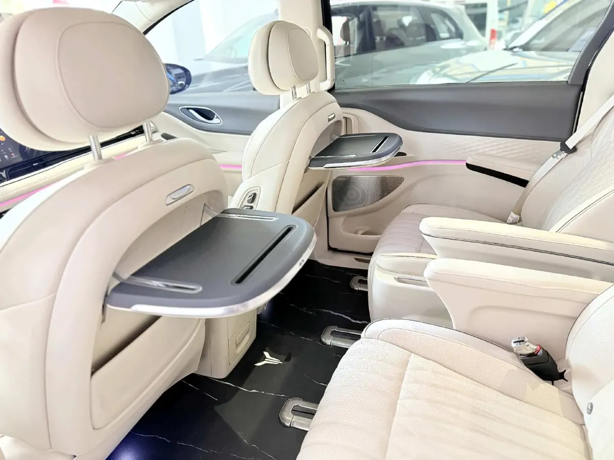 2024 Voyah Dream 1.5T 150HP L4 PHEV 43KWH,autocango,china used car exporter,china ev exporter,chinese used car exporter,chinese used ev exporter