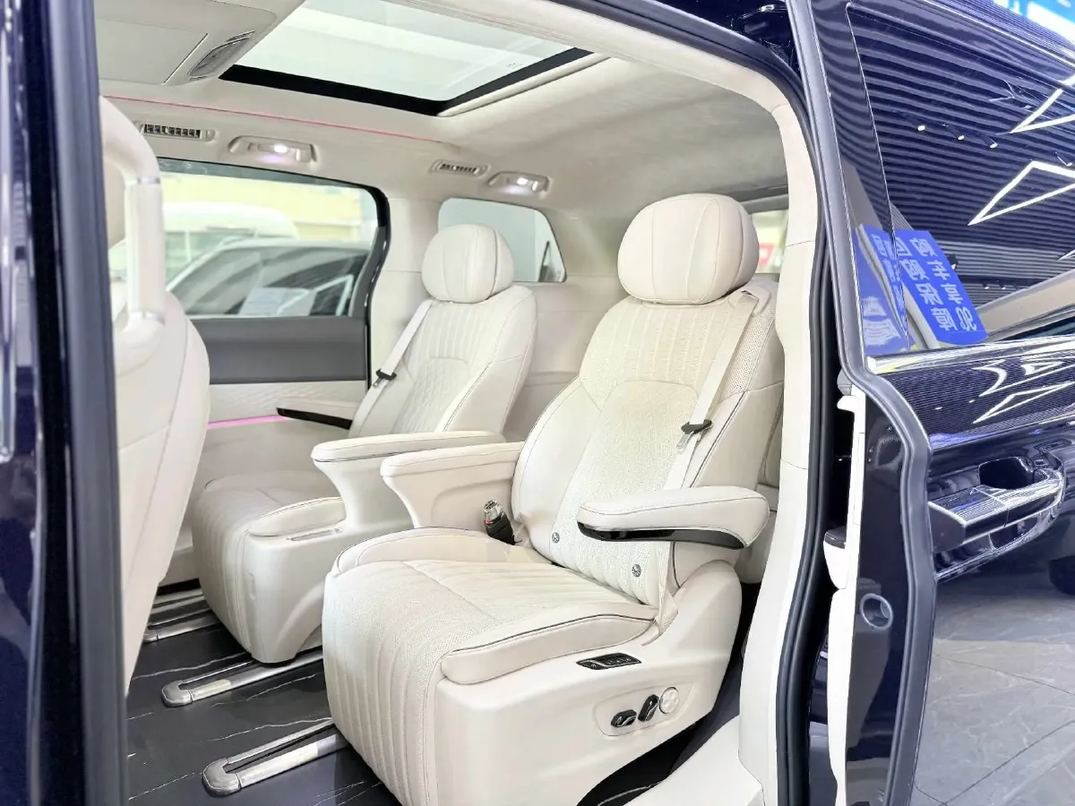 2024 Voyah Dream 1.5T 150HP L4 PHEV 43KWH,autocango,china used car exporter,china ev exporter,chinese used car exporter,chinese used ev exporter