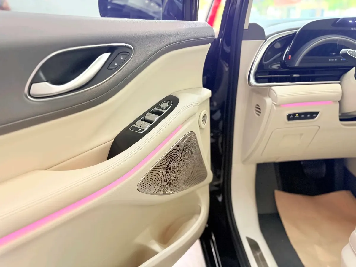 2024 Voyah Dream 1.5T 150HP L4 PHEV 43KWH,autocango,china used car exporter,china ev exporter,chinese used car exporter,chinese used ev exporter