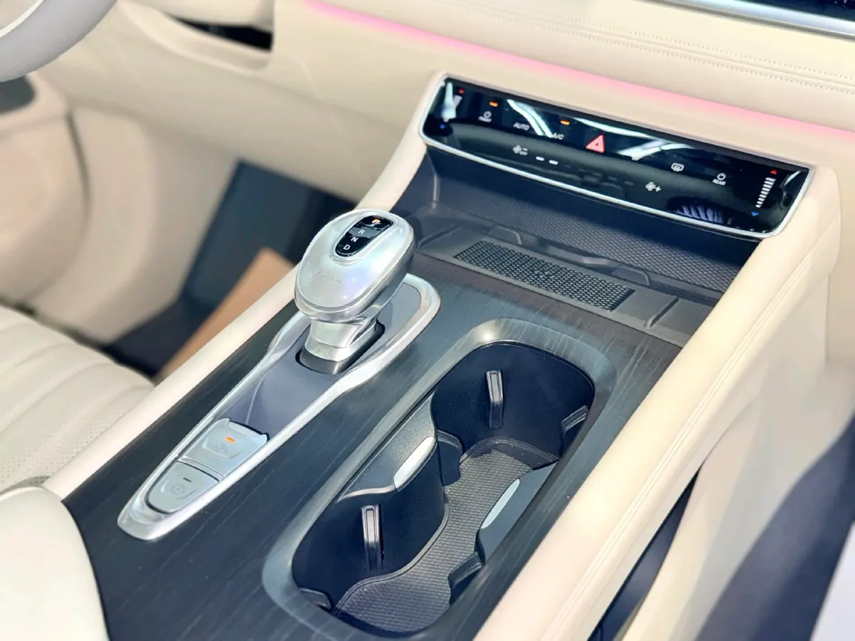 2024 Voyah Dream 1.5T 150HP L4 PHEV 43KWH,autocango,china used car exporter,china ev exporter,chinese used car exporter,chinese used ev exporter