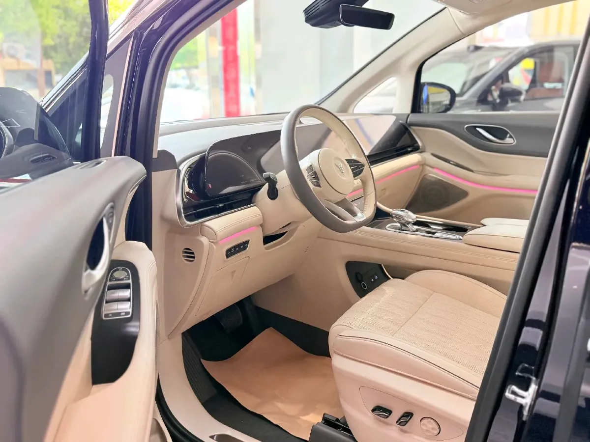 2024 Voyah Dream 1.5T 150HP L4 PHEV 43KWH,autocango,china used car exporter,china ev exporter,chinese used car exporter,chinese used ev exporter