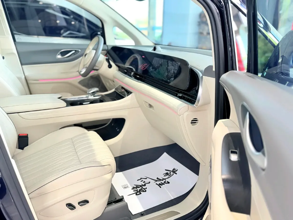 2024 Voyah Dream 1.5T 150HP L4 PHEV 43KWH,autocango,china used car exporter,china ev exporter,chinese used car exporter,chinese used ev exporter