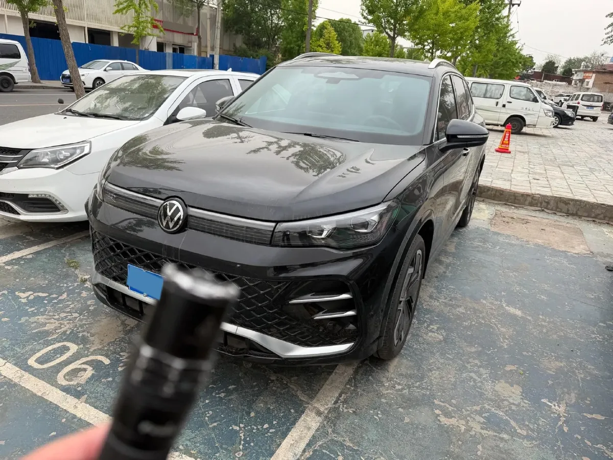 2025 Volkswagen Tiguan L 2.0T 220HP L4 7DCT,autocango,china used car exporter,china ev exporter,chinese used car exporter,chinese used ev exporter