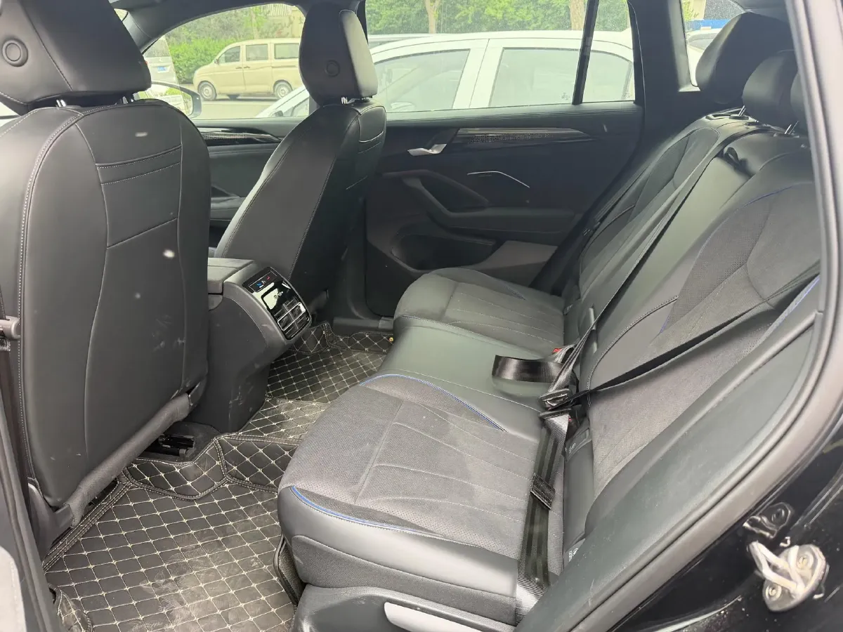 2025 Volkswagen Tiguan L 2.0T 220HP L4 7DCT,autocango,china used car exporter,china ev exporter,chinese used car exporter,chinese used ev exporter