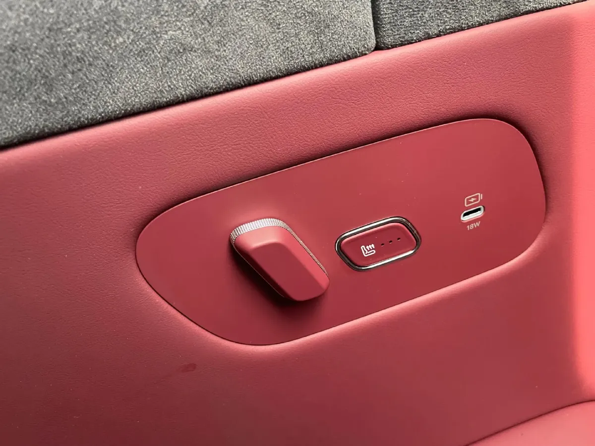 2025 AITO AITO M8 REEV 160HP REEV 53.4KWH,autocango,china used car exporter,china ev exporter,chinese used car exporter,chinese used ev exporter