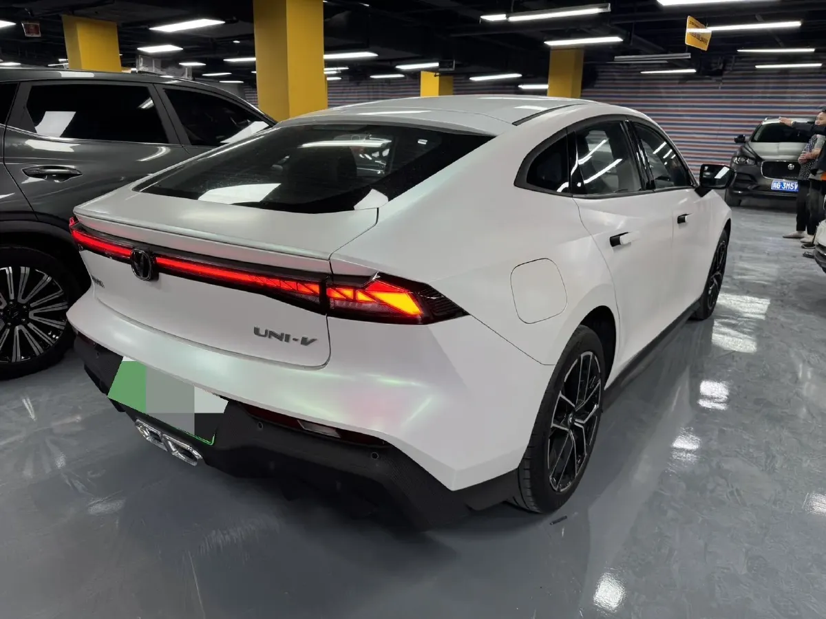 2024 ChangAn UNI-V iDD 1.5L 110HP L4 E-CVT PHEV 18.99KWH,autocango,china used car exporter,china ev exporter,chinese used car exporter,chinese used ev exporter