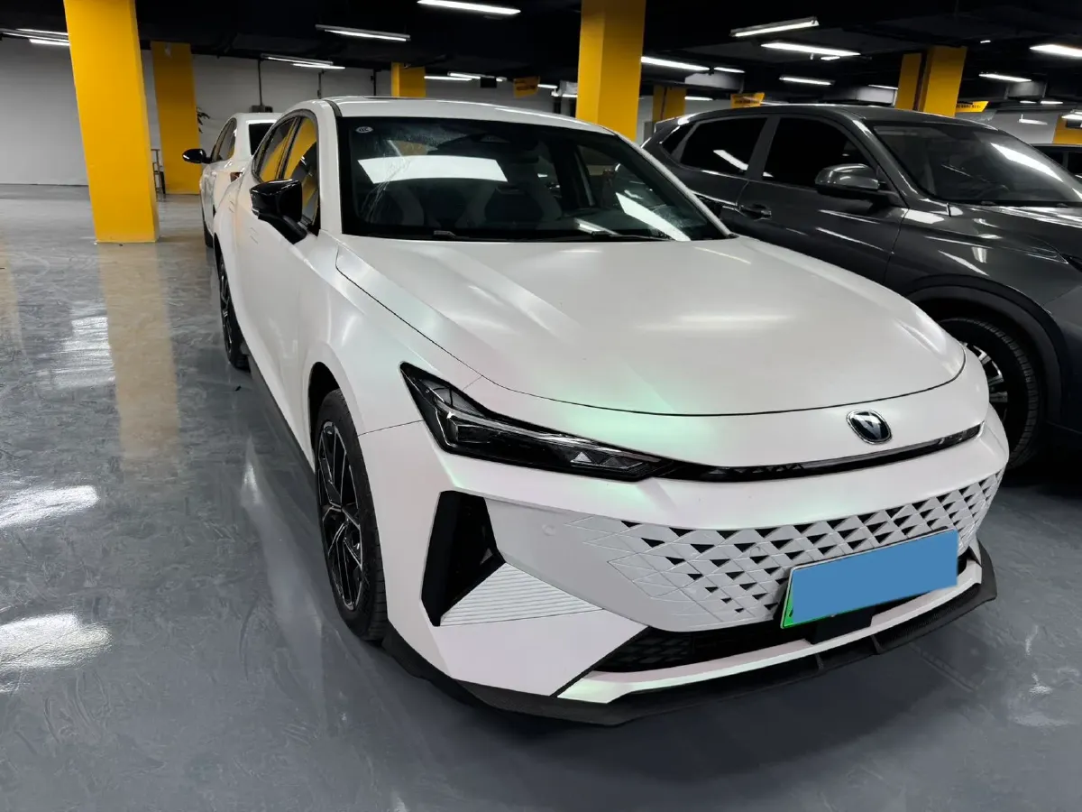 2024 ChangAn UNI-V iDD 1.5L 110HP L4 E-CVT PHEV 18.99KWH,autocango,china used car exporter,china ev exporter,chinese used car exporter,chinese used ev exporter