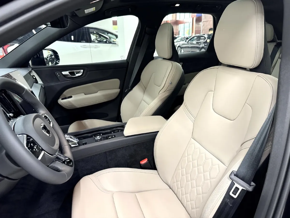 2026 Volvo XC60 2.0T 250HP L4 8AT,autocango,china used car exporter,china ev exporter,chinese used car exporter,chinese used ev exporter