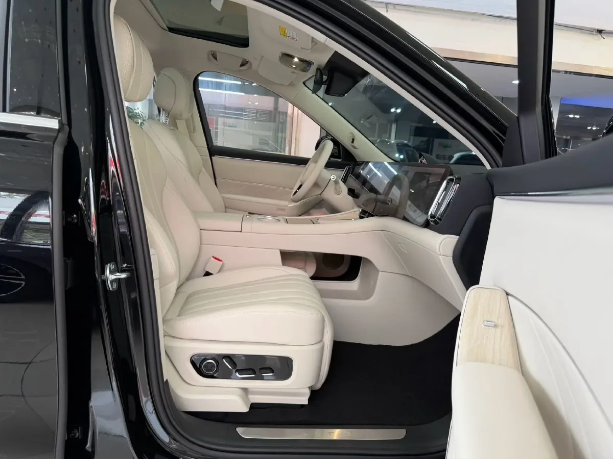 2025 AITO AITO M8 REEV 160HP REEV 53.4KWH,autocango,china used car exporter,china ev exporter,chinese used car exporter,chinese used ev exporter