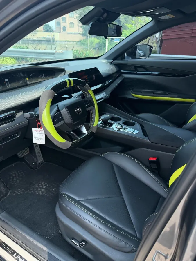 2022 ChangAn UNI-V 1.5T 188HP L4 7DCT,autocango,china used car exporter,china ev exporter,chinese used car exporter,chinese used ev exporter