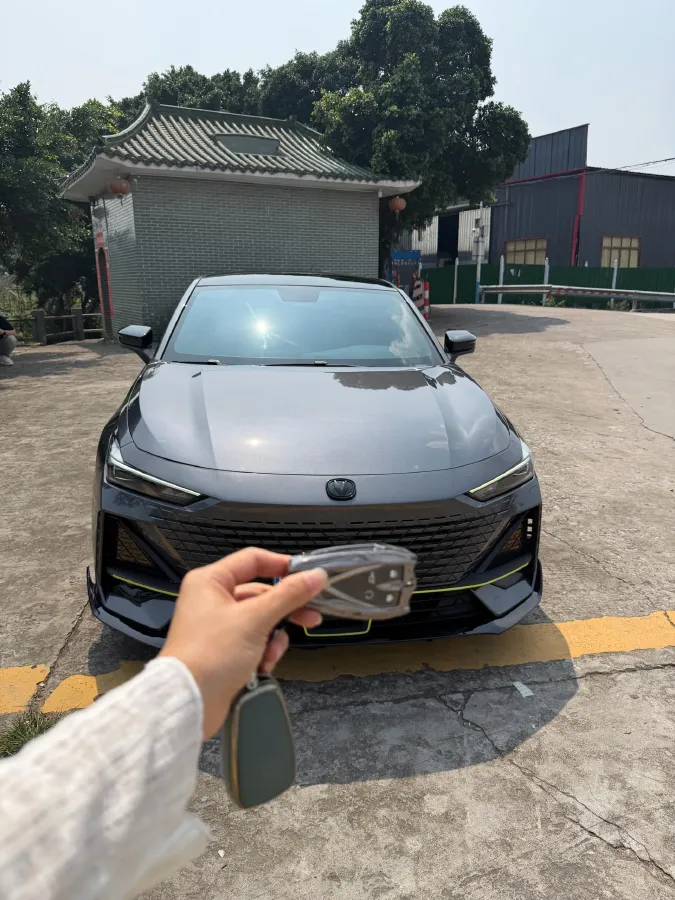 2022 ChangAn UNI-V 1.5T 188HP L4 7DCT,autocango,china used car exporter,china ev exporter,chinese used car exporter,chinese used ev exporter