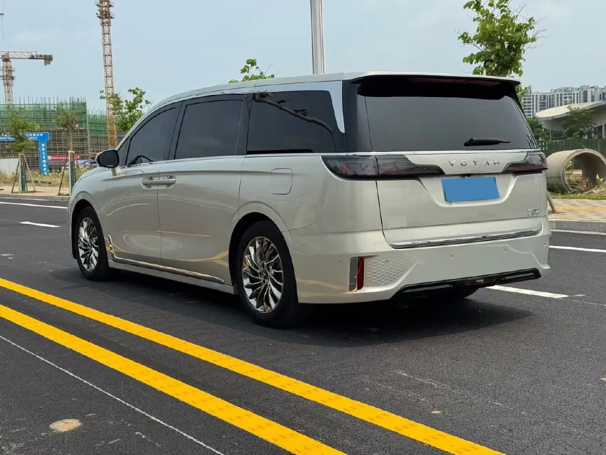 2022 Voyah Dream 1.5T 136HP L4 PHEV 25.57KWH,autocango,china used car exporter,china ev exporter,chinese used car exporter,chinese used ev exporter