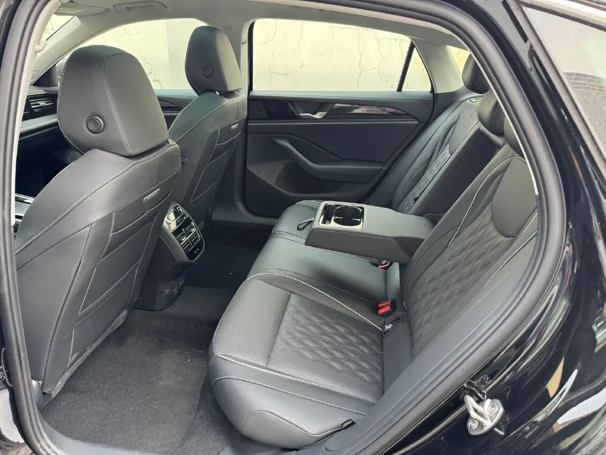 2024 Volkswagen Magotan 2.0T 220HP L4 7DCT,autocango,china used car exporter,china ev exporter,chinese used car exporter,chinese used ev exporter