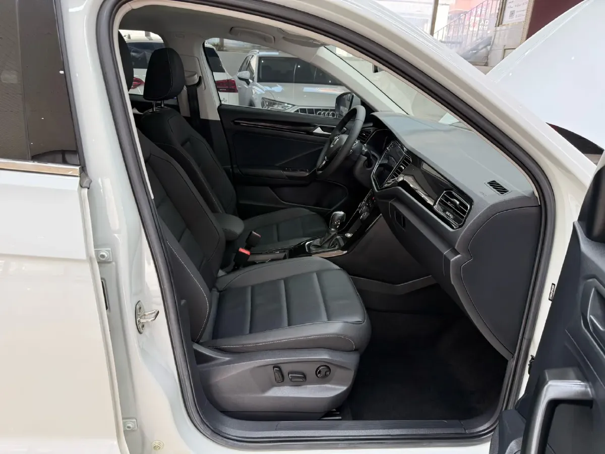 2022 Volkswagen T-Roc 1.4T 150HP L4 7DCT,autocango,china used car exporter,china ev exporter,chinese used car exporter,chinese used ev exporter