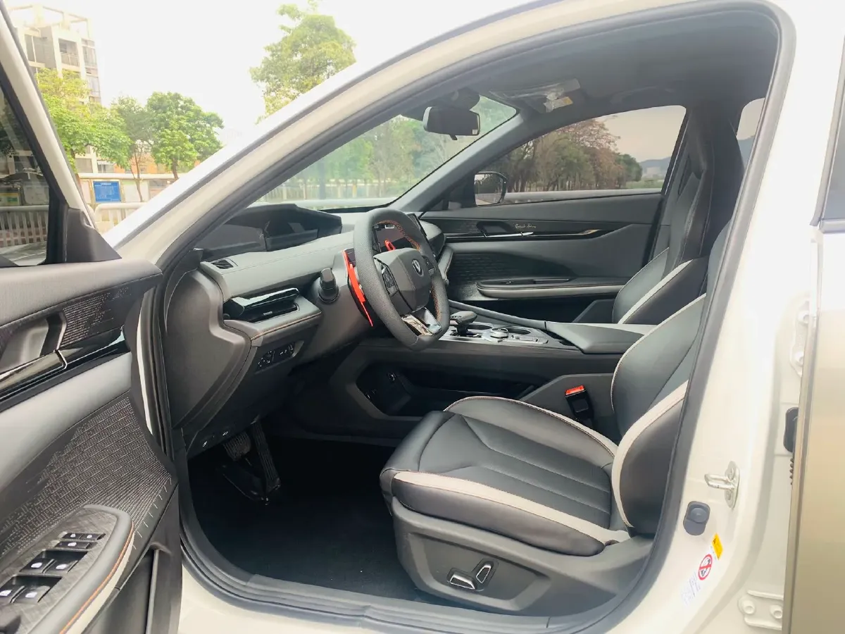 2023 ChangAn UNI-V 1.5T 188HP L4 7DCT,autocango,china used car exporter,china ev exporter,chinese used car exporter,chinese used ev exporter