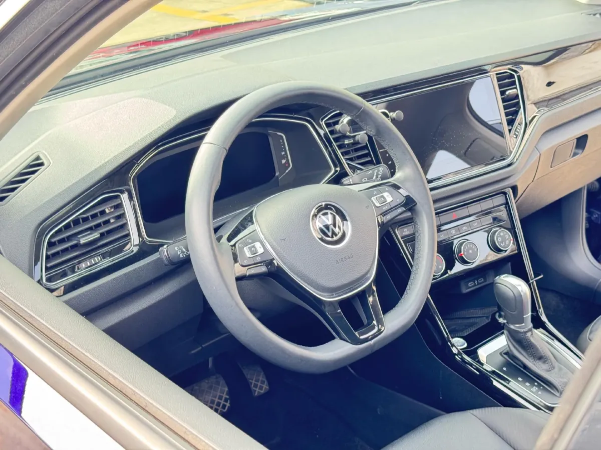 2022 Volkswagen T-Roc 1.4T 150HP L4 7DCT,autocango,china used car exporter,china ev exporter,chinese used car exporter,chinese used ev exporter