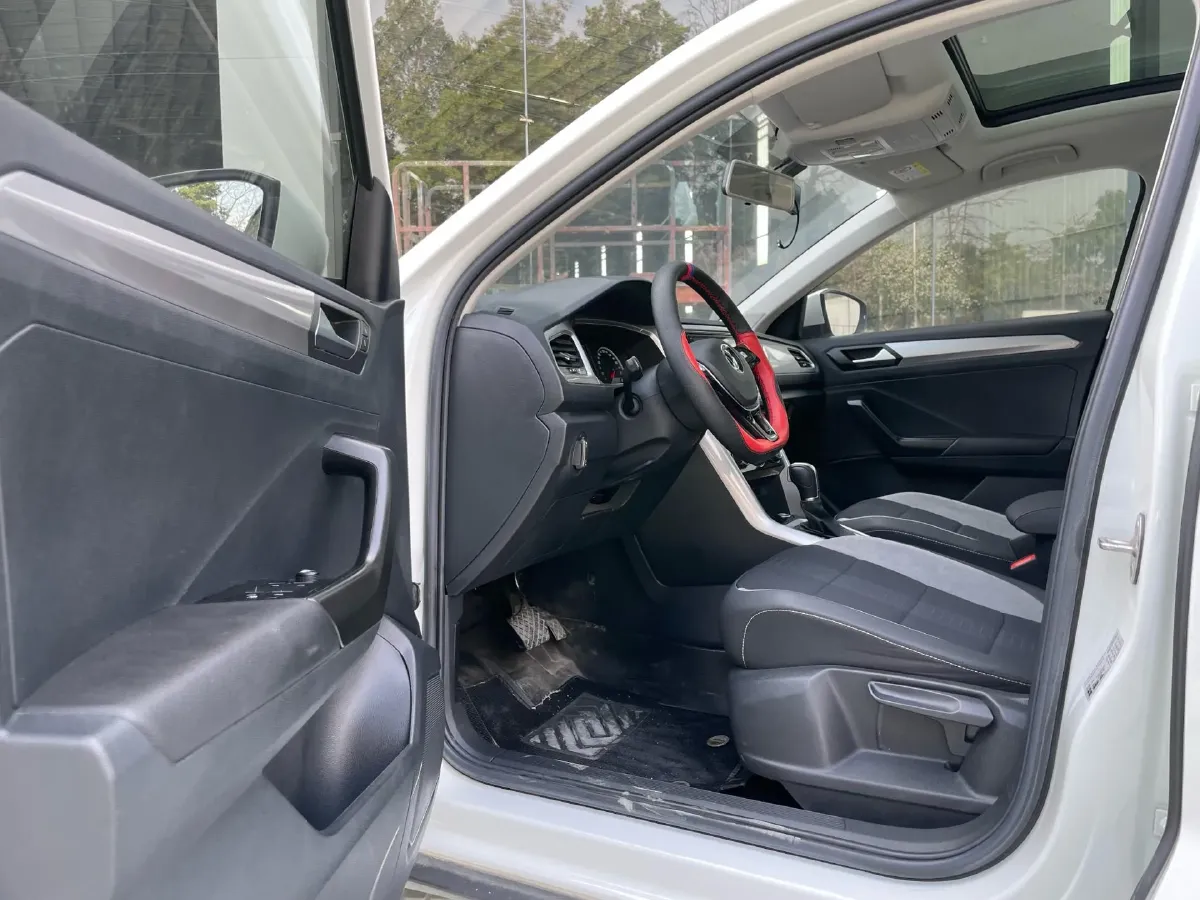 2022 Volkswagen T-Roc 1.4T 150HP L4 7DCT,autocango,china used car exporter,china ev exporter,chinese used car exporter,chinese used ev exporter