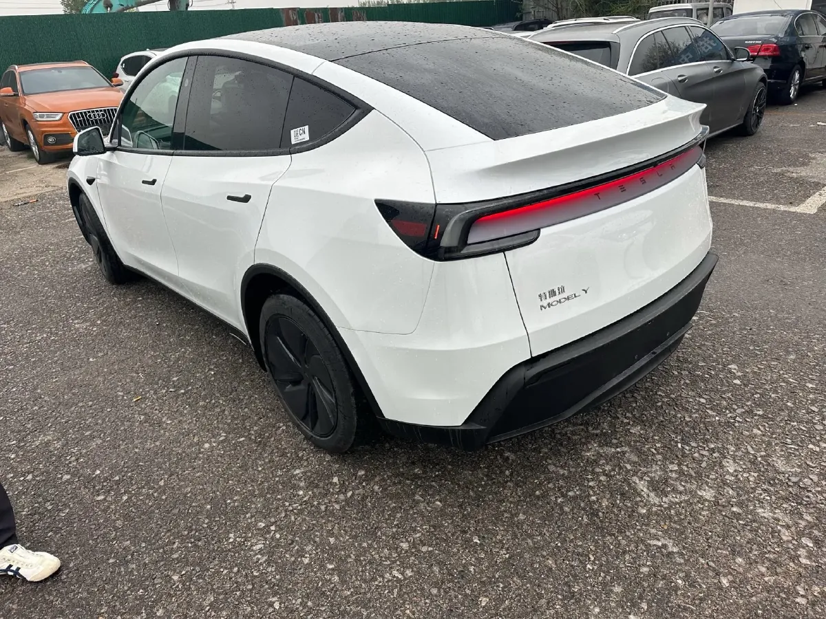 2025 Tesla Model Y BEV 62.5KWH,autocango,china used car exporter,china ev exporter,chinese used car exporter,chinese used ev exporter