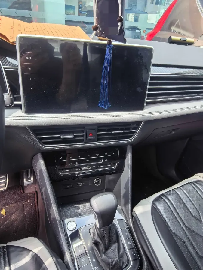 2024 Volkswagen Tiguan L 2.0T 186HP L4 7DCT,autocango,china used car exporter,china ev exporter,chinese used car exporter,chinese used ev exporter