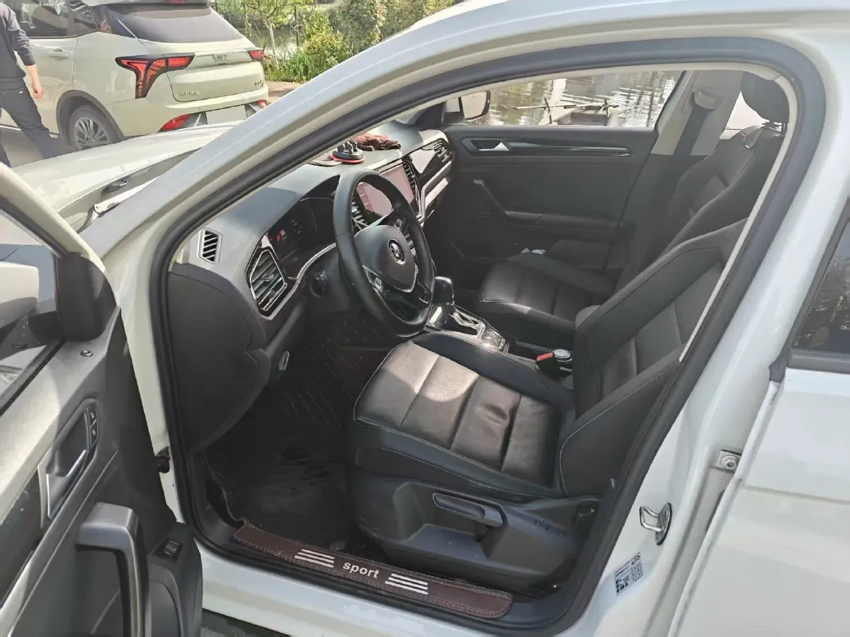 2021 Volkswagen T-Roc 1.4T 150HP L4 7DCT,autocango,china used car exporter,china ev exporter,chinese used car exporter,chinese used ev exporter