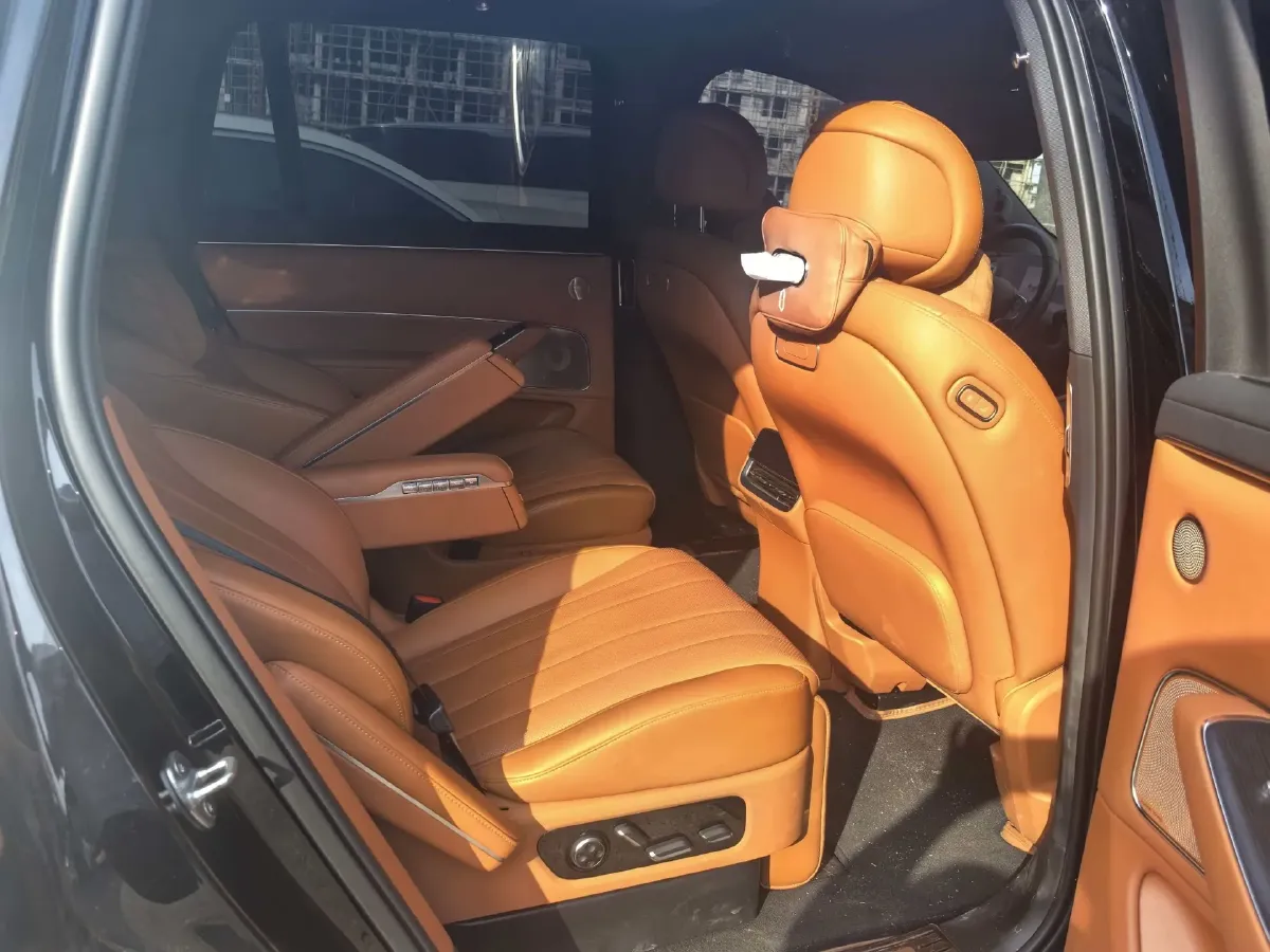 2025 AITO AITO M8 REEV 160HP REEV 53.4KWH,autocango,china used car exporter,china ev exporter,chinese used car exporter,chinese used ev exporter