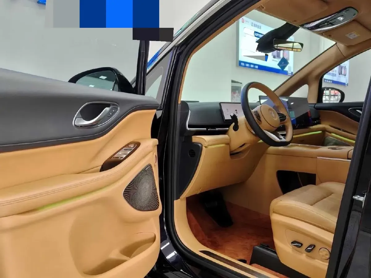 2025 Voyah Dream 1.5T 150HP L4 PHEV 41.7KWH,autocango,china used car exporter,china ev exporter,chinese used car exporter,chinese used ev exporter