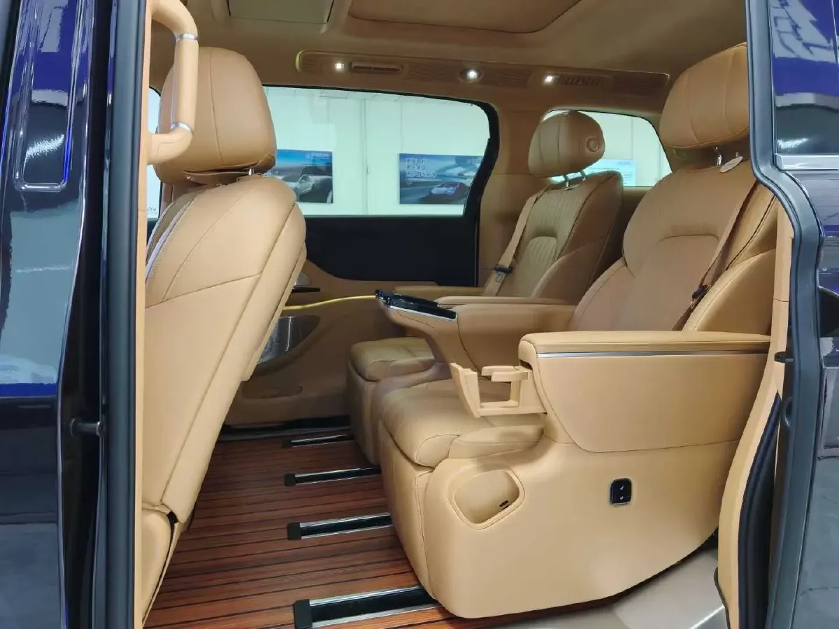 2025 Voyah Dream 1.5T 150HP L4 PHEV 41.7KWH,autocango,china used car exporter,china ev exporter,chinese used car exporter,chinese used ev exporter