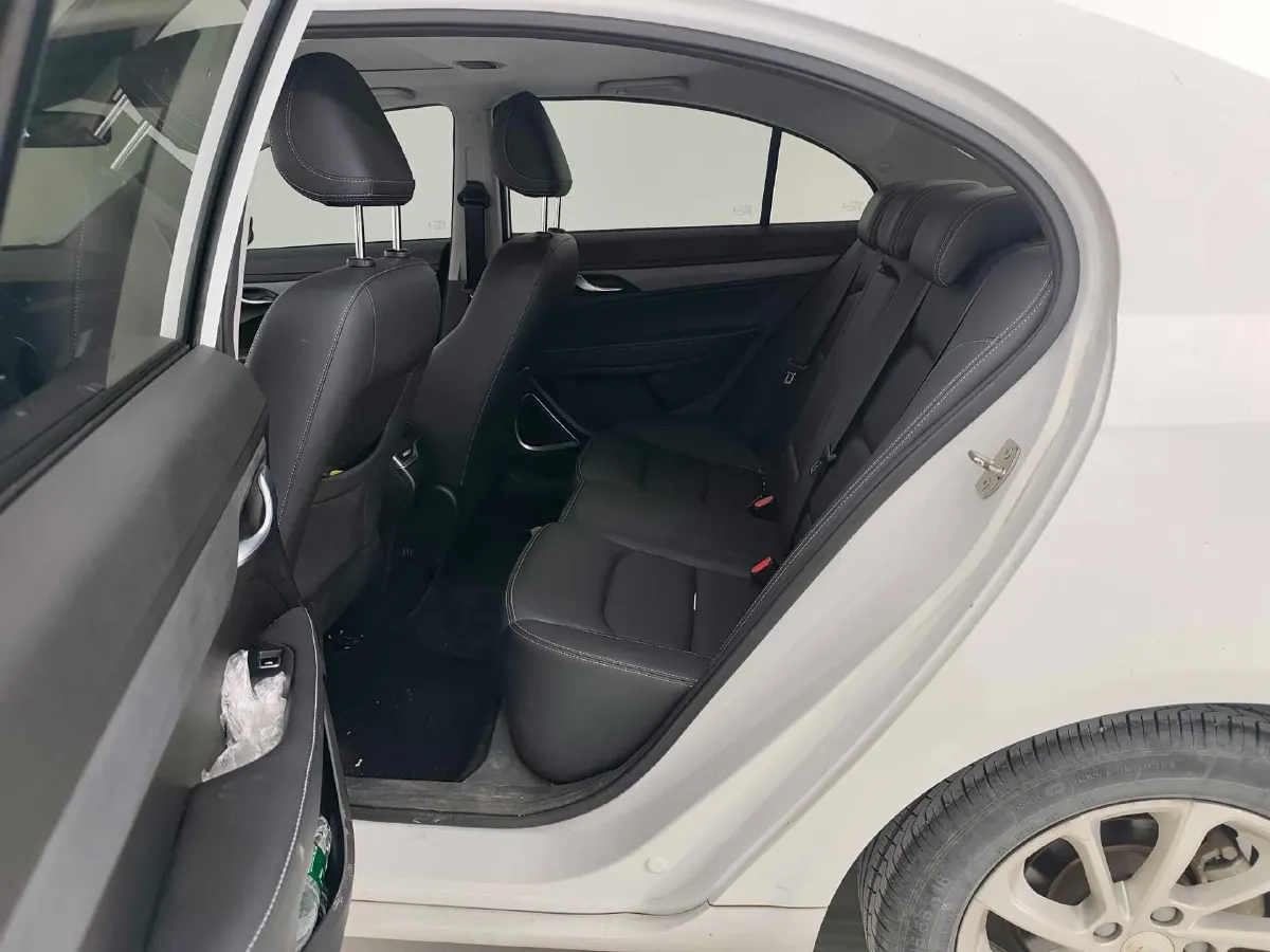 2021 BaoJun 530 1.5T 147HP L4 CVT,autocango,china used car exporter,china ev exporter,chinese used car exporter,chinese used ev exporter