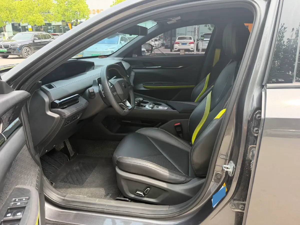 2022 ChangAn UNI-V 1.5T 188HP L4 7DCT,autocango,china used car exporter,china ev exporter,chinese used car exporter,chinese used ev exporter