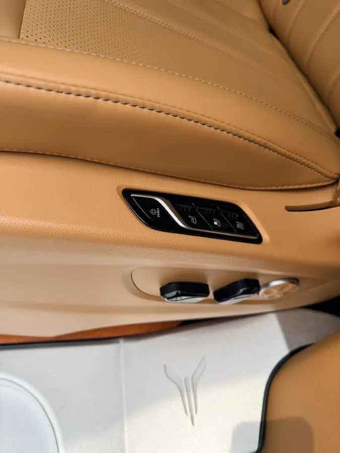 2024 Voyah Dream 1.5T 150HP L4 PHEV 43KWH,autocango,china used car exporter,china ev exporter,chinese used car exporter,chinese used ev exporter