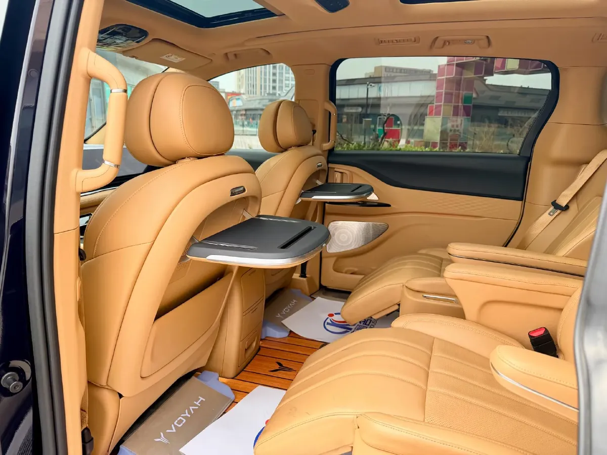 2024 Voyah Dream 1.5T 150HP L4 PHEV 43KWH,autocango,china used car exporter,china ev exporter,chinese used car exporter,chinese used ev exporter