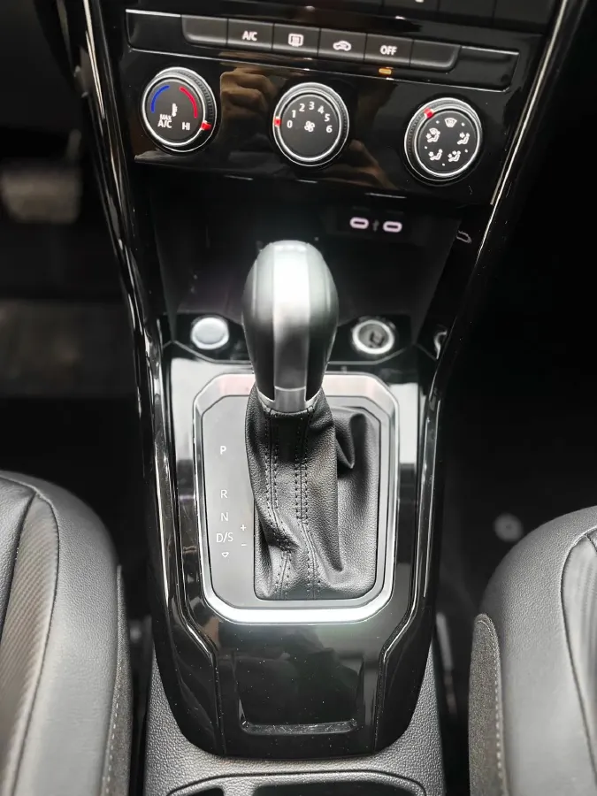 2022 Volkswagen T-Roc 1.4T 150HP L4 7DCT,autocango,china used car exporter,china ev exporter,chinese used car exporter,chinese used ev exporter