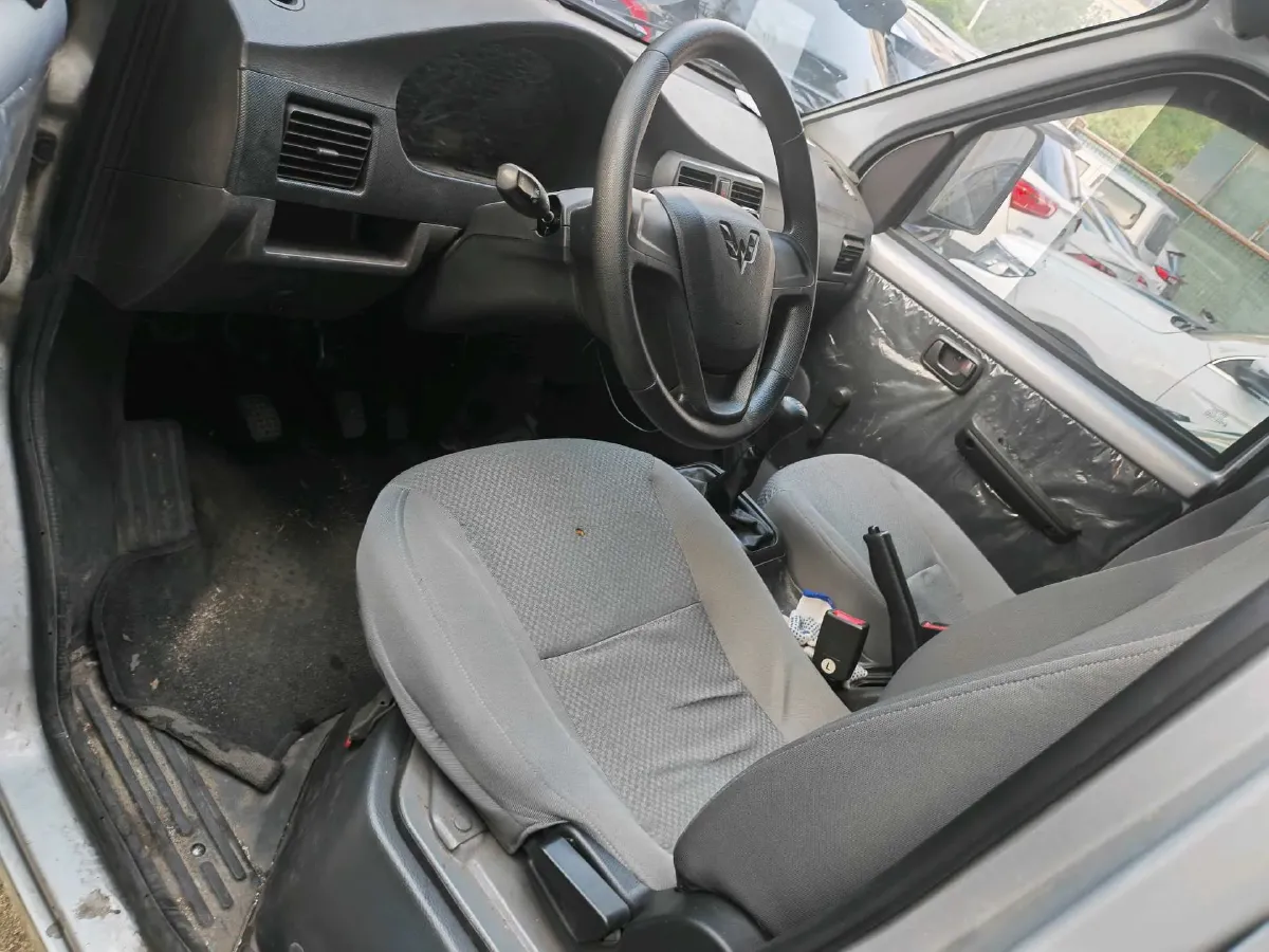 2021 WuLing RongGuang Mini Truck 1.5L 99HP L4 5MT,autocango,china used car exporter,china ev exporter,chinese used car exporter,chinese used ev exporter